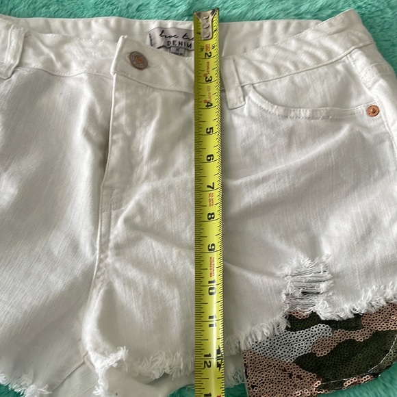 Medium white short shorts with sequence pockets - Picture 4 of 5